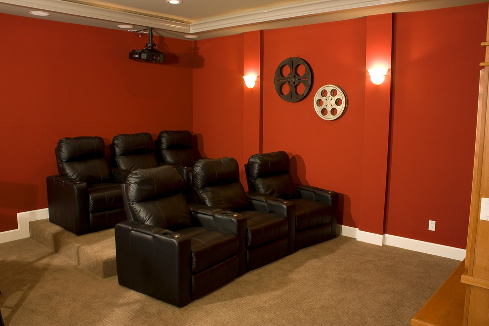 Foto de cine en casa cerrado tradicional de tamaño medio con paredes rojas, moqueta y pantalla de proyección