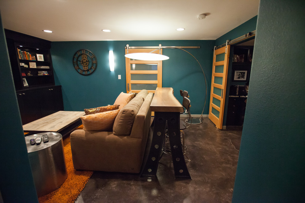 Kleines, Abgetrenntes Modernes Heimkino mit blauer Wandfarbe, Betonboden, TV-Wand und braunem Boden in Seattle