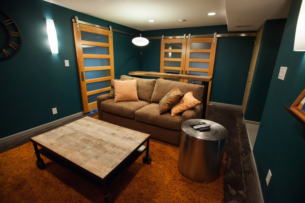 Kleines, Abgetrenntes Modernes Heimkino mit blauer Wandfarbe, Betonboden, TV-Wand und braunem Boden in Seattle
