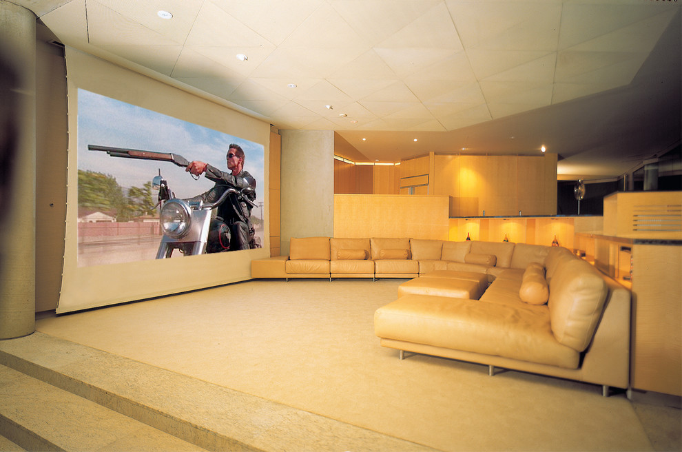 Cette image montre une très grande salle de cinéma minimaliste ouverte avec un sol en calcaire et un écran de projection.