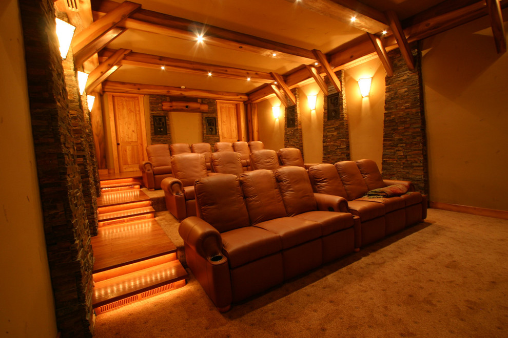 Источник вдохновения для домашнего уюта: большой изолированный домашний кинотеатр в стиле рустика с бежевыми стенами, проектором и ковровым покрытием