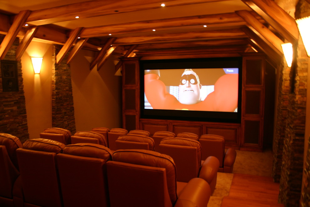 Imagen de cine en casa cerrado rústico grande con paredes beige y pantalla de proyección