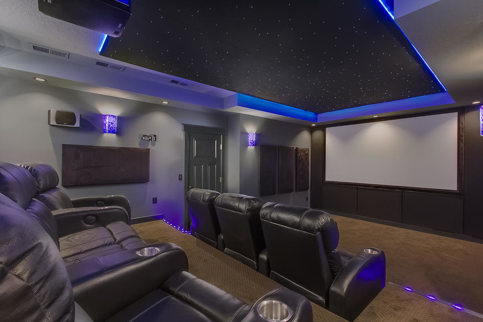 На фото: изолированный домашний кинотеатр среднего размера в стиле кантри с серыми стенами, ковровым покрытием и проектором с