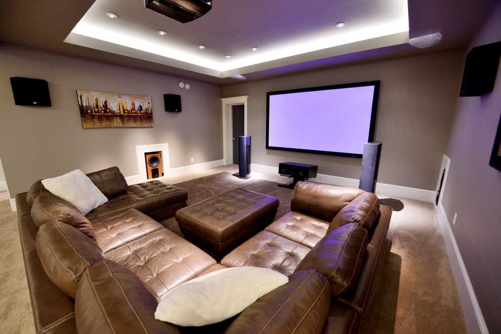 На фото: большой открытый домашний кинотеатр в классическом стиле с ковровым покрытием, серыми стенами, проектором и бежевым полом с