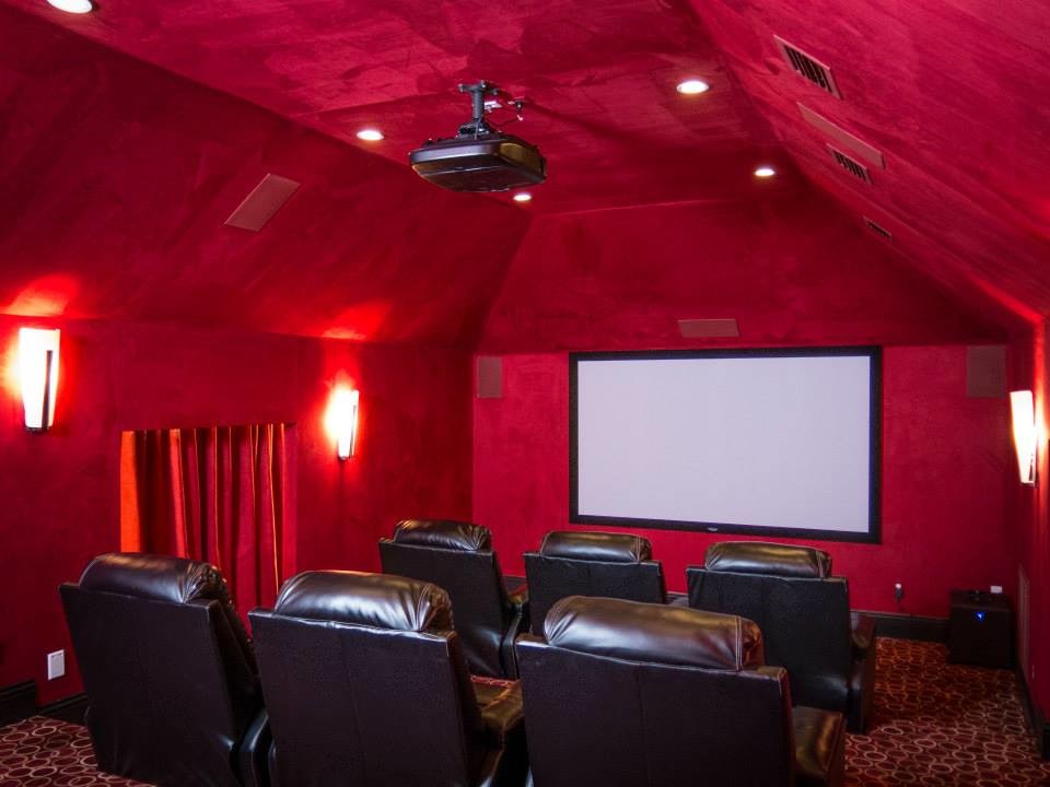 Idée de décoration pour une salle de cinéma design de taille moyenne et fermée avec un mur rouge, moquette et un écran de projection.