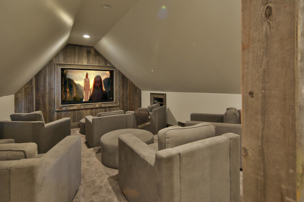 Exemple d'une salle de cinéma tendance de taille moyenne et fermée avec un mur blanc, moquette et un téléviseur encastré.