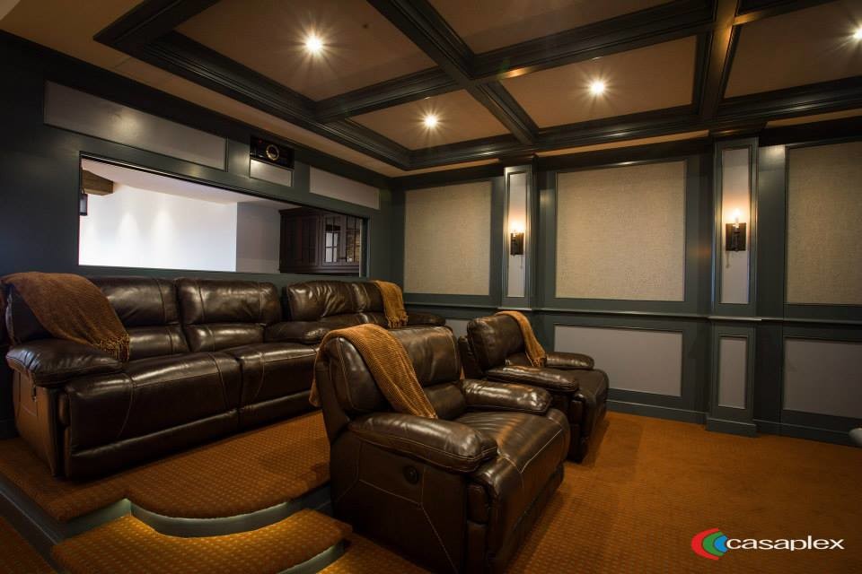 На фото: открытый домашний кинотеатр среднего размера в классическом стиле с синими стенами, ковровым покрытием и проектором