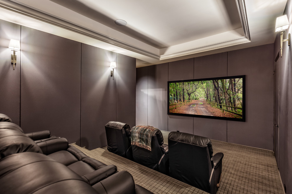 Esempio di un home theatre chic chiuso con pareti grigie, moquette, TV a parete e pavimento marrone