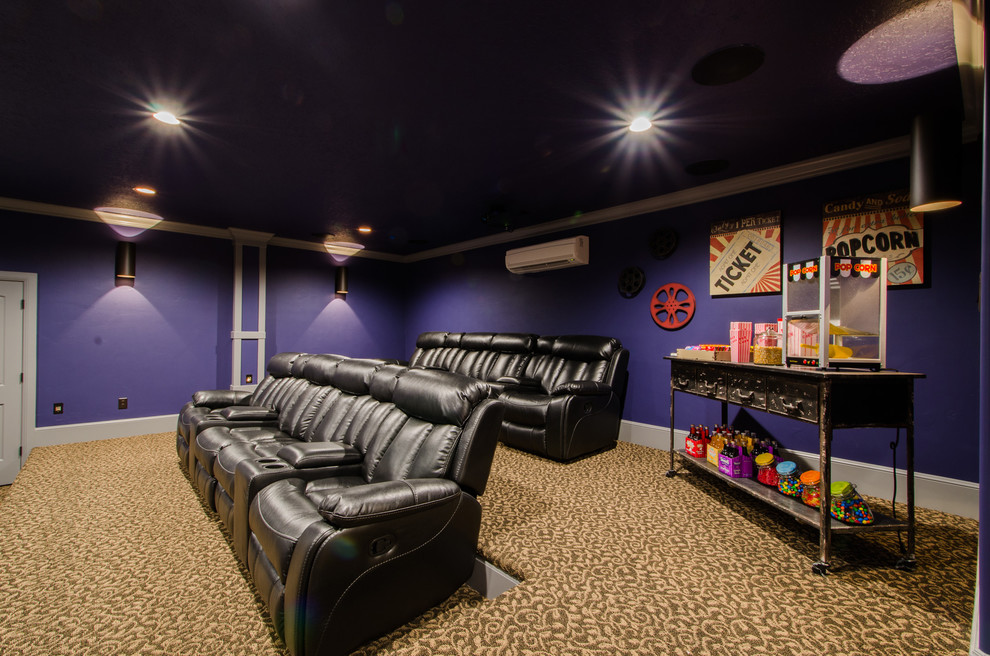 Cette image montre une grande salle de cinéma craftsman fermée avec un mur violet, moquette et un écran de projection.