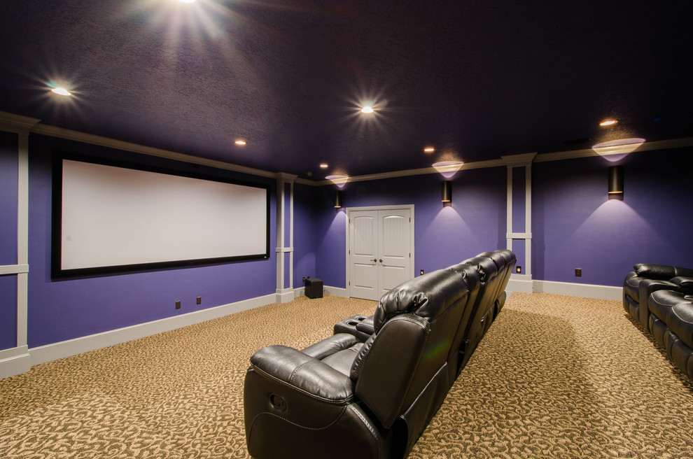 Стильный дизайн: большой изолированный домашний кинотеатр в стиле кантри с фиолетовыми стенами, ковровым покрытием, проектором и разноцветным полом - последний тренд