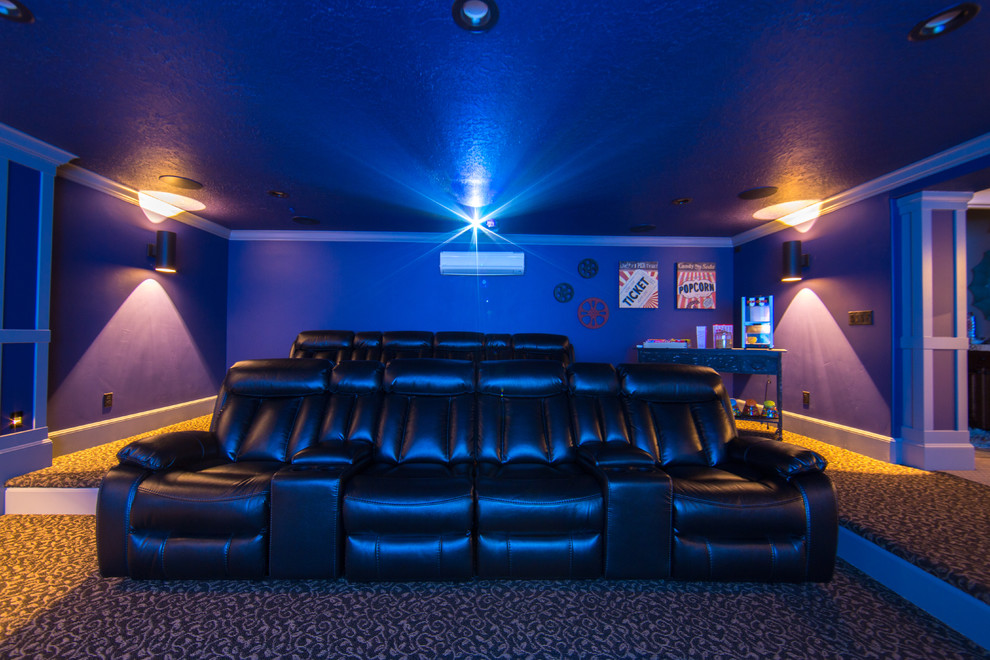 Idées déco pour une grande salle de cinéma craftsman fermée avec un mur violet, moquette et un écran de projection.