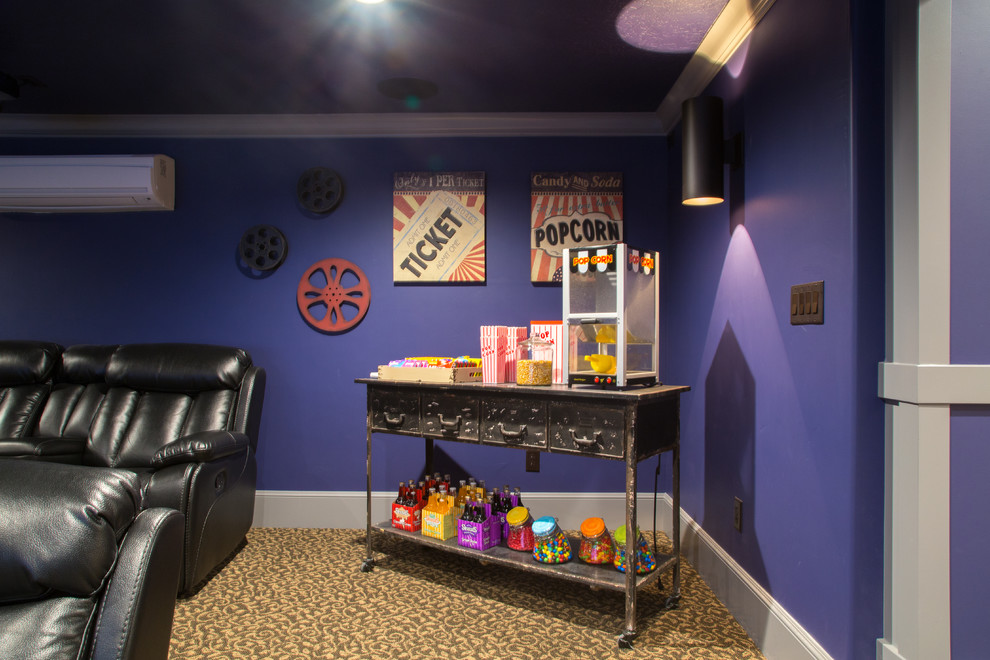 Idée de décoration pour une grande salle de cinéma craftsman fermée avec un mur violet, moquette et un écran de projection.