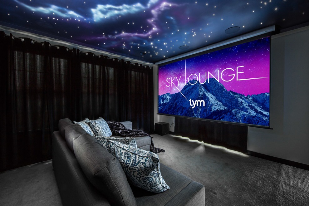 Diseño de cine en casa abierto actual de tamaño medio con paredes blancas, moqueta, pantalla de proyección y suelo gris