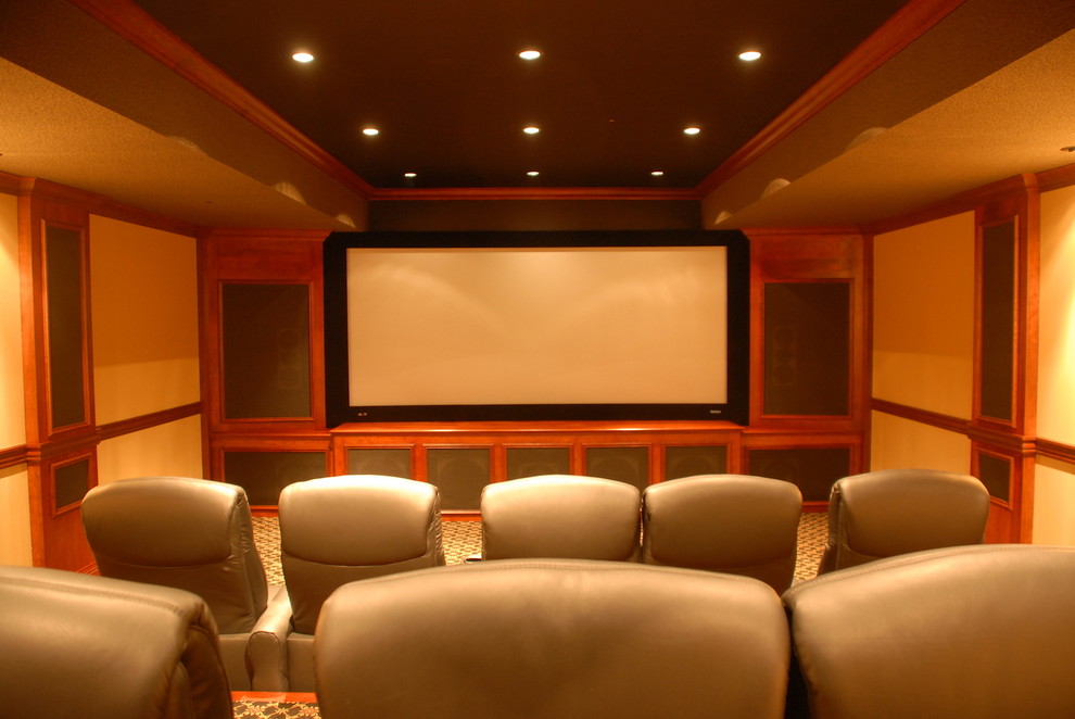 Ejemplo de cine en casa cerrado clásico grande con paredes beige, moqueta, pantalla de proyección y suelo multicolor