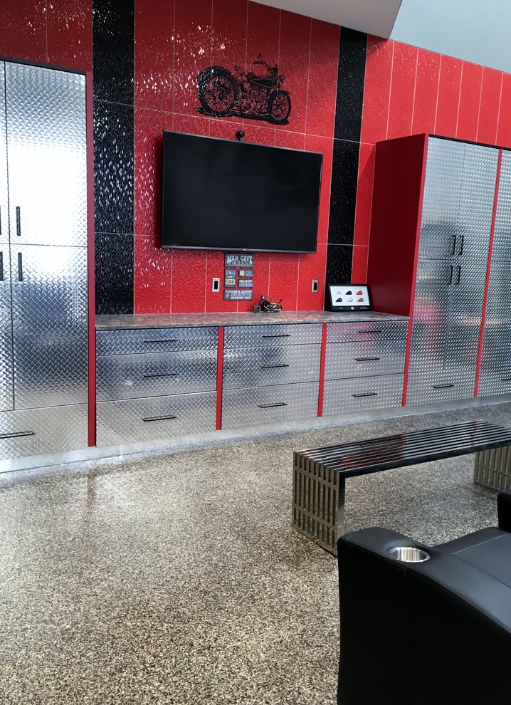 Offenes Industrial Heimkino mit roter Wandfarbe, Betonboden und TV-Wand in Calgary