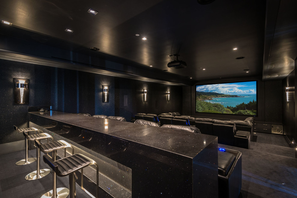 Идея дизайна: большой изолированный домашний кинотеатр в современном стиле с черными стенами, ковровым покрытием, проектором и черным полом