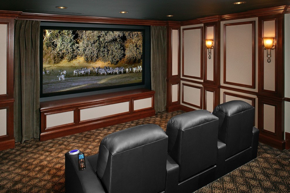 Diseño de cine en casa cerrado tradicional con pantalla de proyección