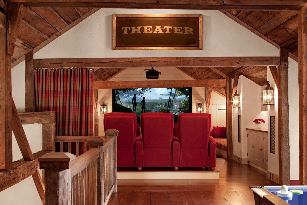 Diseño de cine en casa campestre grande con paredes blancas, suelo de madera en tonos medios y pantalla de proyección
