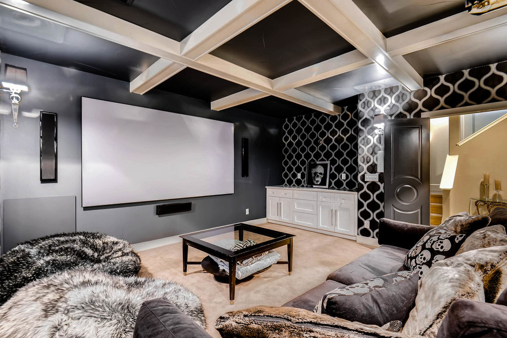Imagen de cine en casa cerrado actual grande con paredes negras, moqueta, pantalla de proyección y suelo beige