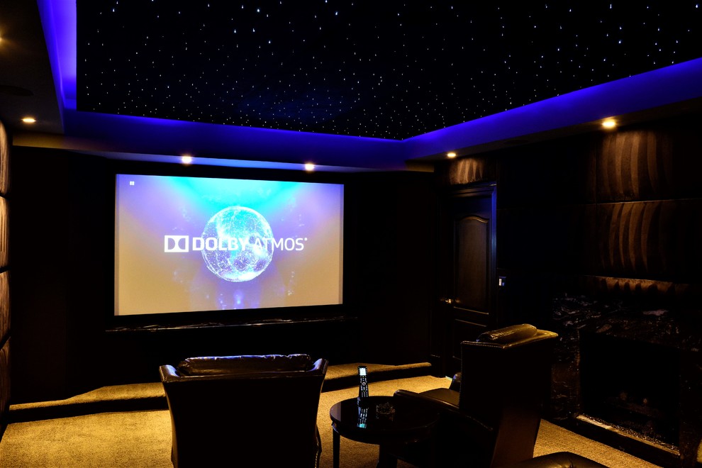 Источник вдохновения для домашнего уюта: изолированный домашний кинотеатр среднего размера в классическом стиле с черными стенами, ковровым покрытием и проектором