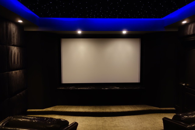 Inspiration pour une salle de cinéma traditionnelle de taille moyenne et fermée avec un mur noir, moquette et un écran de projection.