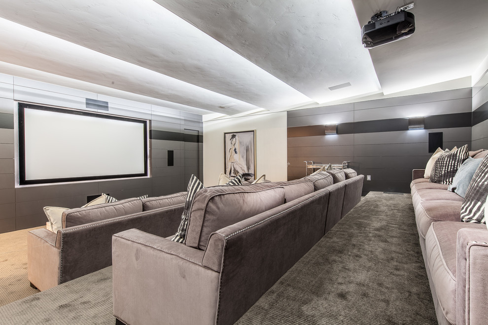 Идея дизайна: огромный изолированный домашний кинотеатр в стиле шебби-шик с серыми стенами, ковровым покрытием, проектором и серым полом