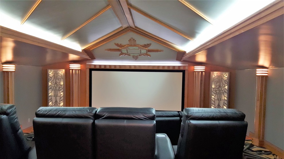Стильный дизайн: изолированный домашний кинотеатр среднего размера в стиле ретро с серыми стенами, ковровым покрытием, проектором и разноцветным полом - последний тренд