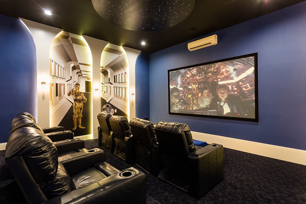 Foto di un home theatre classico chiuso con pareti blu, moquette, TV a parete e pavimento nero