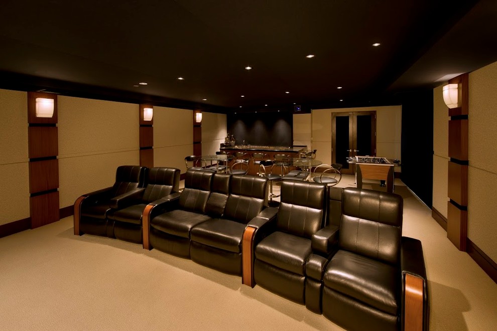 Idée de décoration pour une grande salle de cinéma minimaliste fermée avec un mur beige, moquette, un écran de projection et un sol beige.