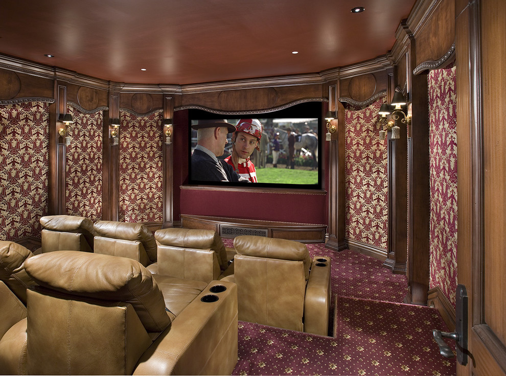 Aménagement d'une salle de cinéma classique fermée avec moquette, un écran de projection et un sol multicolore.