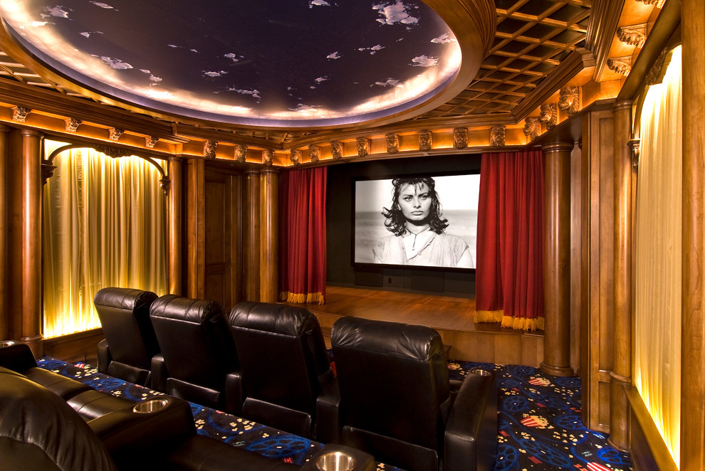 Diseño de cine en casa cerrado clásico grande con paredes amarillas, moqueta, televisor colgado en la pared y suelo azul