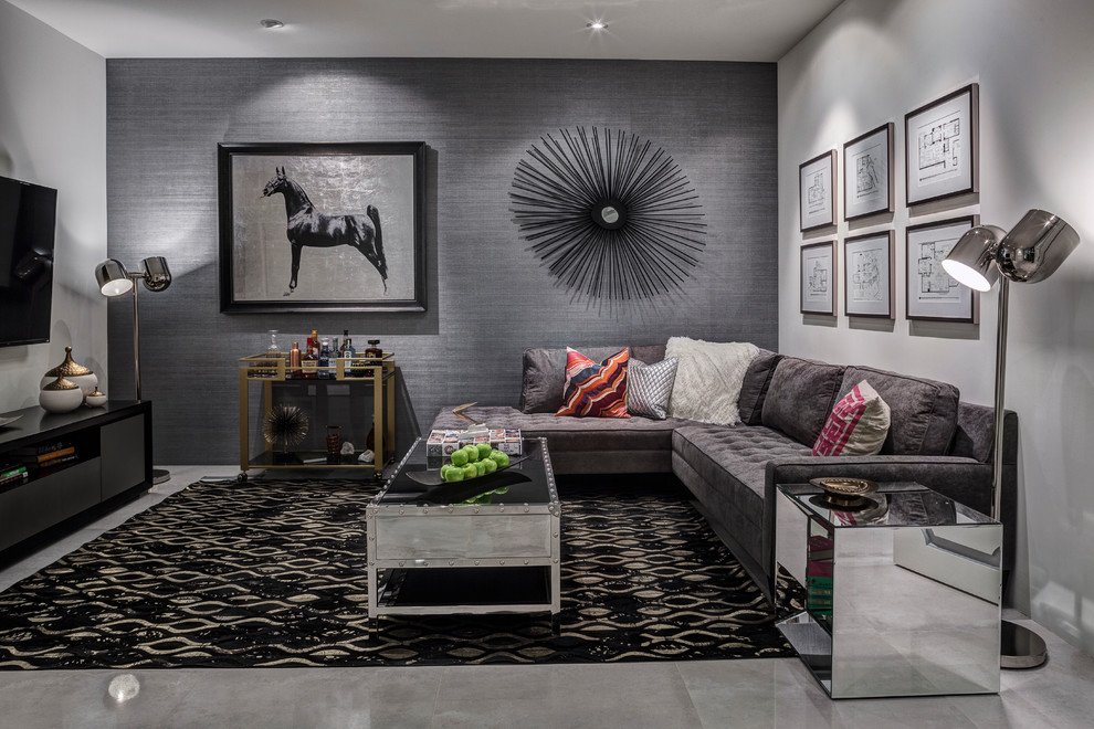 Abgetrenntes Modernes Heimkino mit grauer Wandfarbe, Porzellan-Bodenfliesen, TV-Wand und grauem Boden in Sonstige