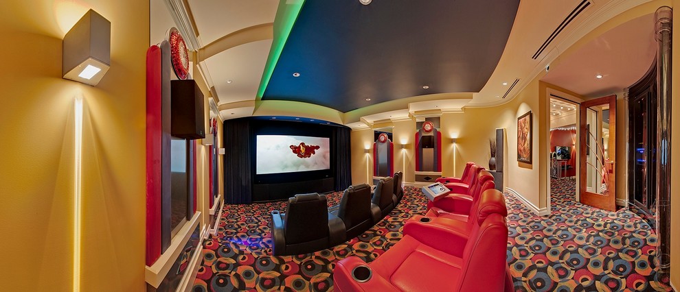 Стильный дизайн: большой изолированный домашний кинотеатр в современном стиле с желтыми стенами, ковровым покрытием и проектором - последний тренд