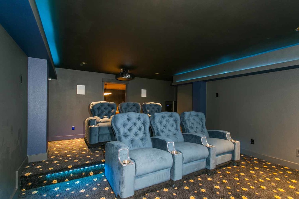 Diseño de cine en casa cerrado clásico grande con paredes negras, moqueta y pantalla de proyección