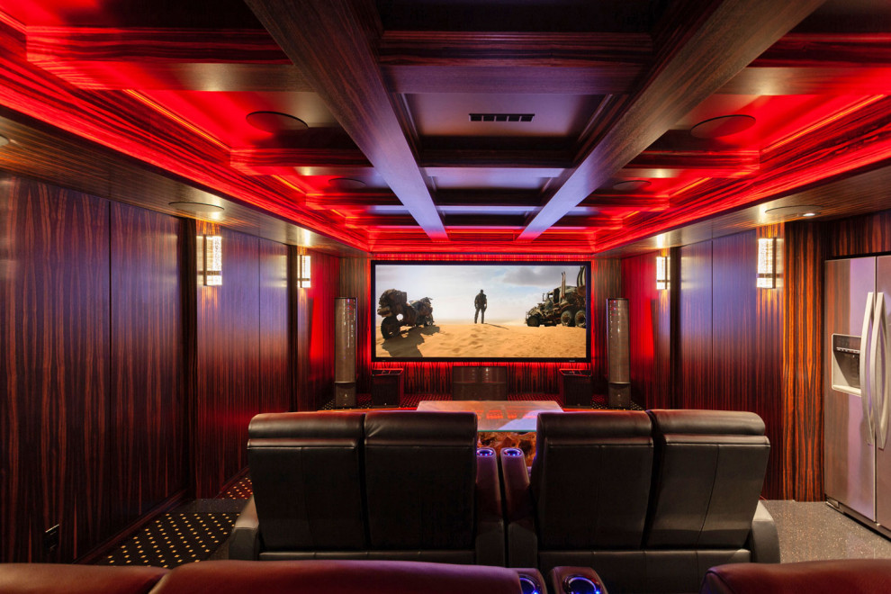 Modelo de cine en casa cerrado de estilo americano grande con paredes marrones, moqueta, pantalla de proyección y suelo negro