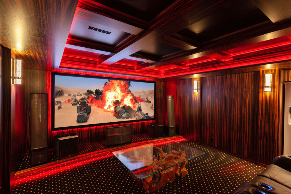 Foto de cine en casa cerrado de estilo americano grande con paredes marrones, moqueta, pantalla de proyección y suelo negro