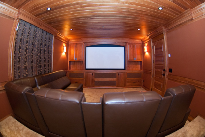 Свежая идея для дизайна: домашний кинотеатр в стиле кантри - отличное фото интерьера