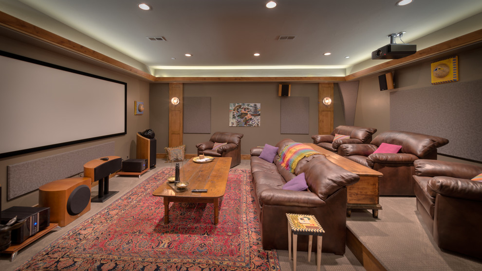 Идея дизайна: изолированный домашний кинотеатр в стиле рустика с серыми стенами, ковровым покрытием, проектором и коричневым полом
