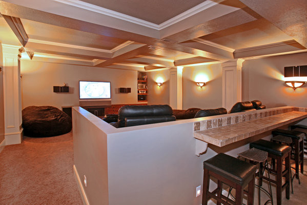 На фото: большой изолированный домашний кинотеатр в классическом стиле с бежевыми стенами, ковровым покрытием и телевизором на стене с
