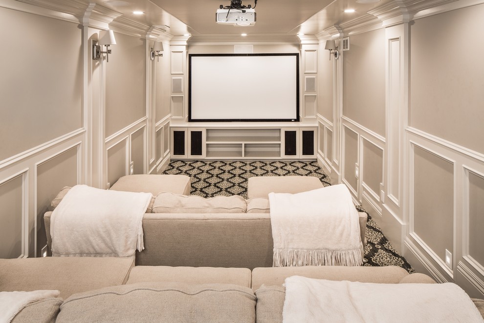 На фото: изолированный домашний кинотеатр в классическом стиле с бежевыми стенами, ковровым покрытием, проектором и черным полом