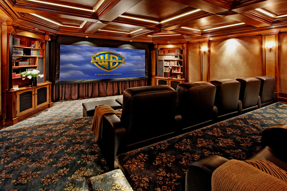 Ejemplo de cine en casa cerrado mediterráneo extra grande con paredes marrones, moqueta y pantalla de proyección