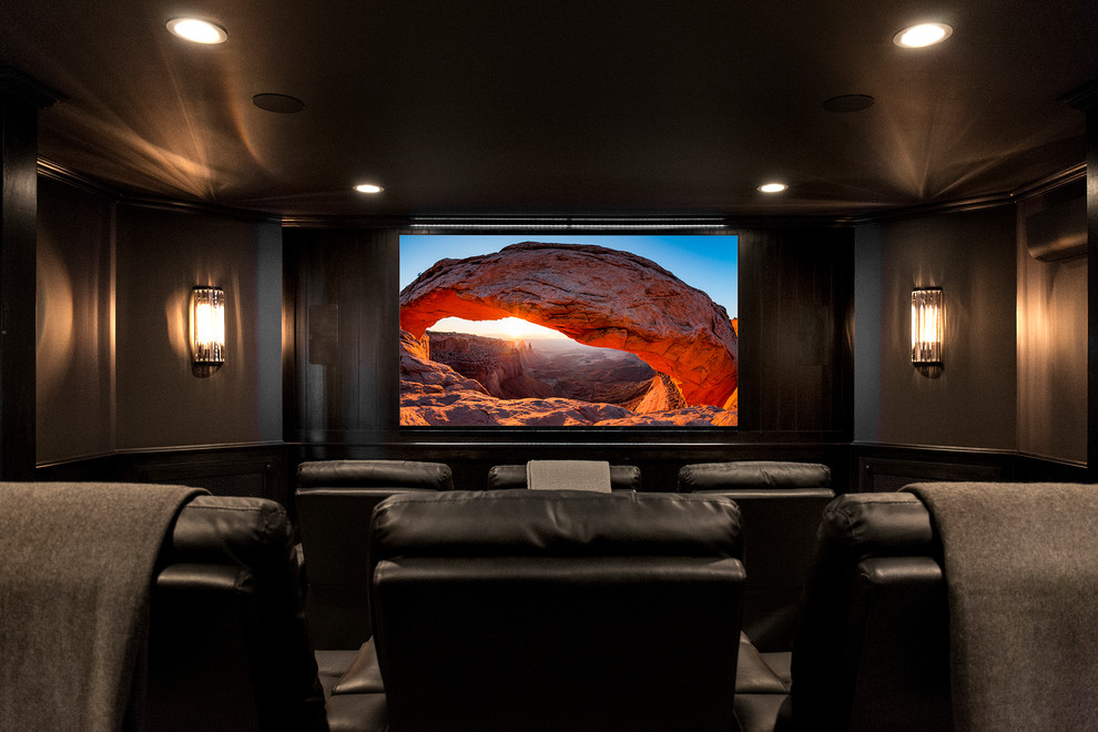 Imagen de cine en casa cerrado contemporáneo extra grande con paredes grises y pantalla de proyección