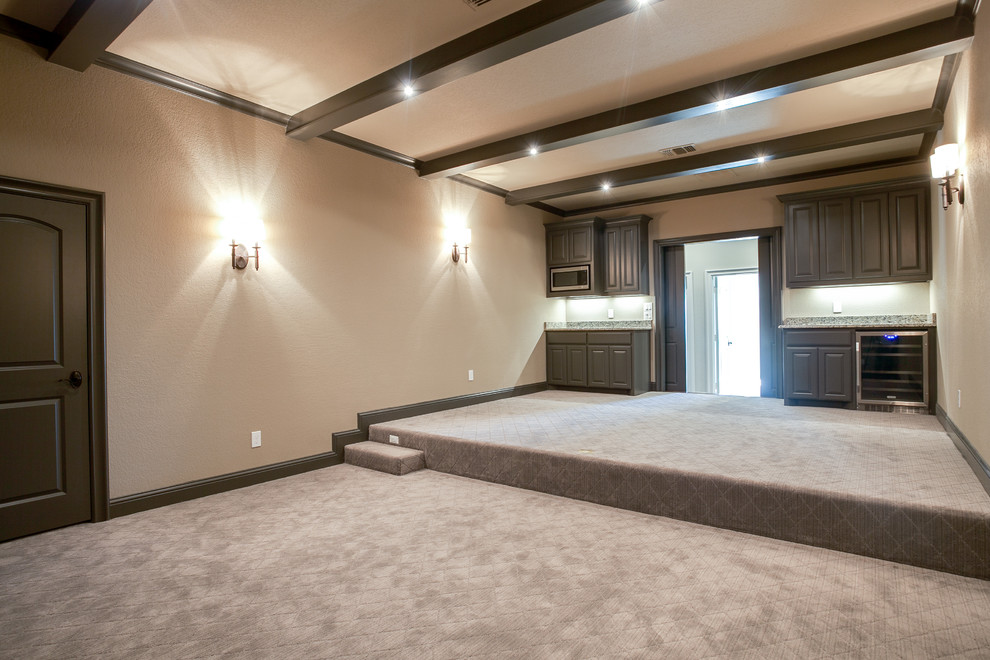 Geräumiges, Abgetrenntes Klassisches Heimkino mit beiger Wandfarbe, Teppichboden und TV-Wand in Dallas