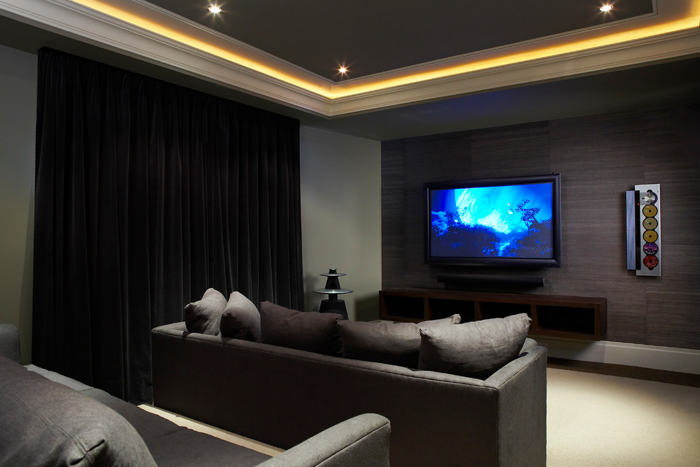 Пример оригинального дизайна: домашний кинотеатр в классическом стиле с серыми стенами и телевизором на стене