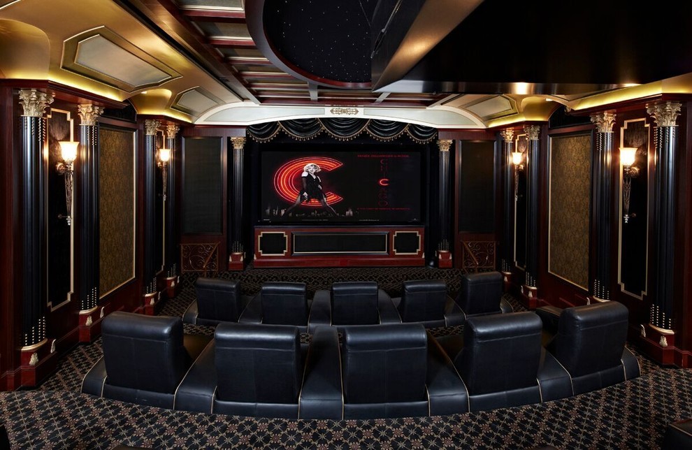 Пример оригинального дизайна: открытый домашний кинотеатр среднего размера в классическом стиле с черными стенами, ковровым покрытием, проектором и черным полом