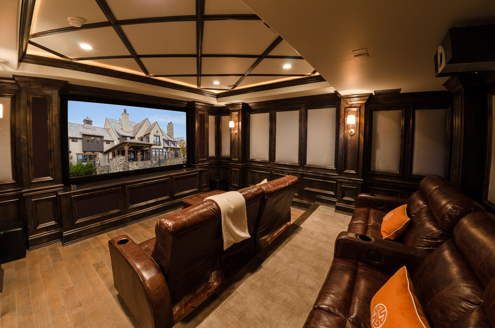 На фото: домашний кинотеатр в классическом стиле с светлым паркетным полом, проектором, бежевым полом и серыми стенами с