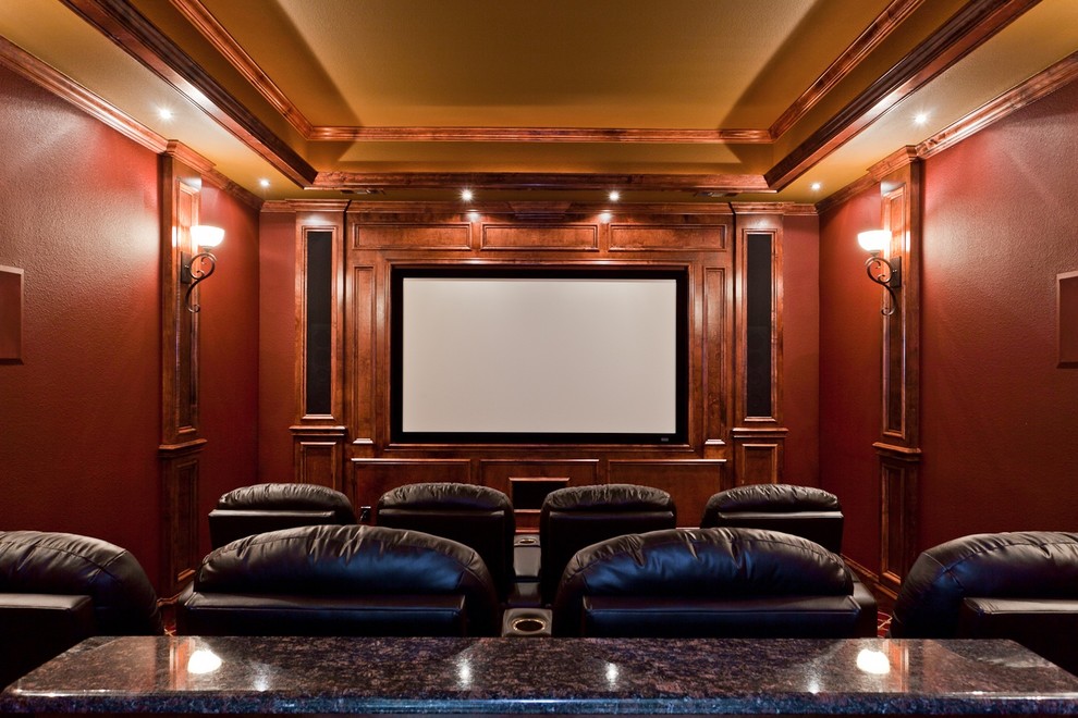 На фото: домашний кинотеатр в классическом стиле с