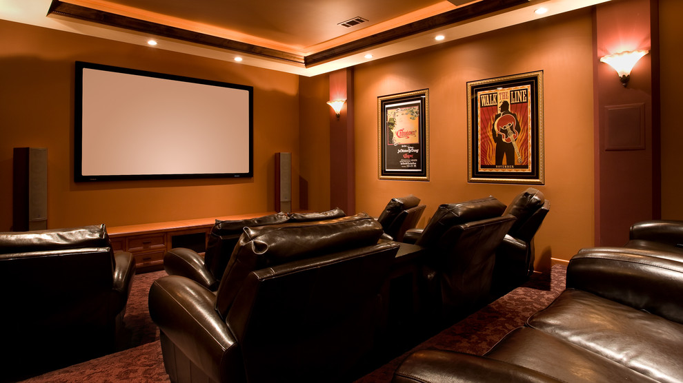 Источник вдохновения для домашнего уюта: большой изолированный домашний кинотеатр в классическом стиле с оранжевыми стенами, ковровым покрытием, проектором и красным полом