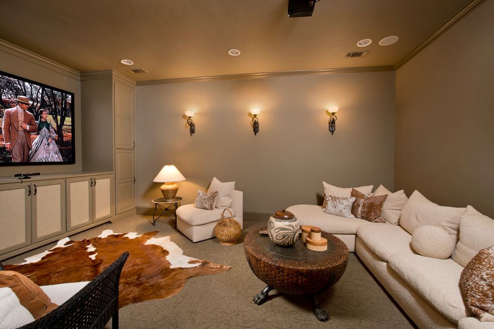 Imagen de cine en casa cerrado de estilo americano de tamaño medio con paredes beige, moqueta y televisor colgado en la pared