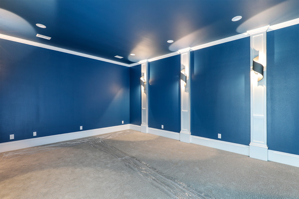 Idéer för mellanstora vintage avskilda hemmabior, med blå väggar, heltäckningsmatta och beiget golv